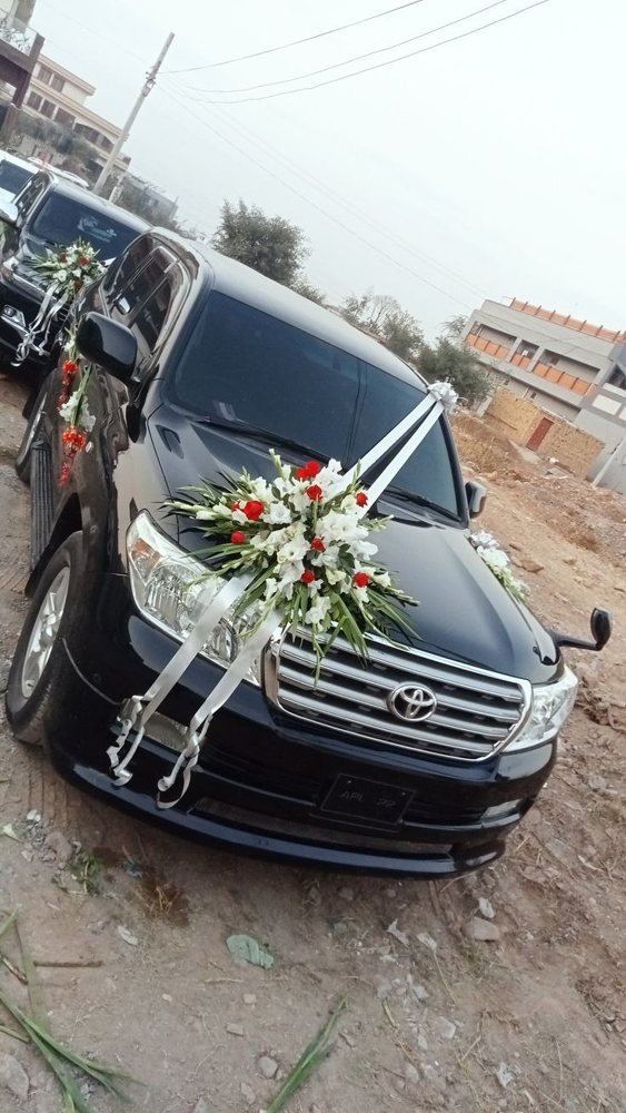 Land Cruiser with wedding décor
